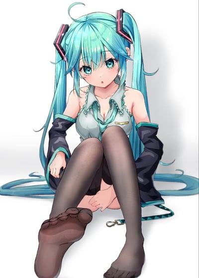 这是一幅虚拟歌手初音未来的同人插画，角色保留了标志性的蓝发双马尾与公式服基础造型，搭配带闪粉效果的黑色长筒袜，双腿并拢坐在地面，长发垂落在身后，脸上带着惊讶又羞涩的微表情，画风细腻柔和，凸显出角色的可爱气质。图中没有双关、谐音梗或暗示内容。
