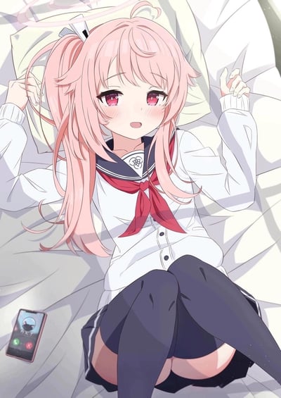 这是一张《蔚蓝档案》的同人原创插画，画面中粉色单马尾的少女小鸟游星野躺在床上，身着带有红领结的白色水手服与黑色过膝袜，头顶的粉色光环柔和。她脸颊泛红，眼神带着羞涩与慌乱，双手抬起放在头侧，双腿蜷缩，身旁的手机正显示来自“カズサ（霞泽美游）”的来电，整体氛围温馨又充满少女的腼腆感。
