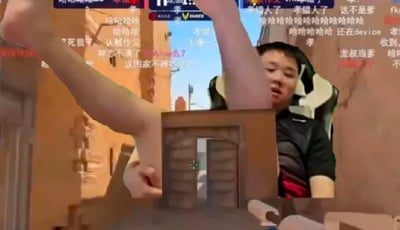 这是一张《反恐精英：全球攻势》（CSGO）的直播画面截图，经过网友P图改编，将游戏内的门、主播的脸部以及他人的腿部进行拼接，制造出视觉错位效果，看起来仿佛主播被卡在门后，腿从门上方伸出，画面荒诞又搞笑。画面上方的弹幕是观众的玩梗内容，包含“哈哈哈哈”“认贼作父”“李错人了”“龙叔当爹”等，整体氛围充满欢乐的戏谑感，没有特殊的双关或暗示内容。
