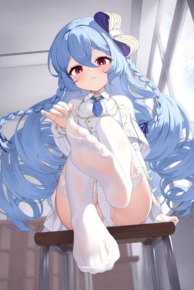插画中是一位蓝发双马尾的动漫少女，她有着红色的眼睛和白皙的皮肤，穿着白色带有蓝色装饰的制服，搭配白色长袜。少女坐在教室的椅子上，身体微微前倾，一只手抬起自己的白色长袜，露出害羞的表情。背景中可以看到窗户和教室的部分陈设，光线明亮柔和，营造出青春校园的氛围。