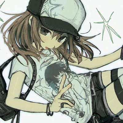 这是一幅风格随性洒脱的原创二次元插画，画面中的浅棕发少女反戴着带有星星图案的棒球帽，身穿印图短袖、短裤搭配条纹过膝袜，背着黑色背包，正以放松的姿态对着镜头比出V字手势，表情俏皮灵动，整体充满街头潮流感，传递出元气满满的氛围。
