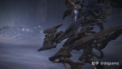 这是一张《装甲核心6：境界天火》的游戏内截图，画面主体是一台造型极具冲击力的重型战斗机甲，机甲以深灰、藏蓝搭配古铜色机械结构，周身搭载多组重型武器，充满硬核科幻的机械美学。背景是昏暗破败的工业废墟场地，散落着大型废弃机械残骸，远处还能看到另一台小型机甲的身影，整体氛围压抑且充满战斗前的紧张感，完美呈现出机甲题材游戏的硬核战斗氛围。