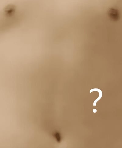 这是一张利用人体身体部位创作的视觉错位摄影图，画面中呈现出三个深色凹陷部位，实际是将胸部乳头与腹部肚脐通过特殊拍摄角度组合在同一画面，制造出观者无法快速分辨画面上下、混淆身体部位的视觉错觉，右下角的问号进一步强化了这种迷惑感，让观看者产生强烈的疑惑，引发对画面内容的思考与讨论。