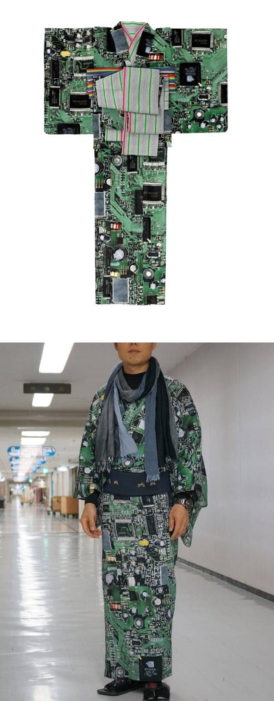 这张图片展示了一个独特的创意设计，将传统日本和服与现代科技元素相结合。图片分为上下两部分：上半部分是和服的设计图，整体采用绿色电路板图案，上面布满了各种电子元件的图案，包括芯片、电容和线路等，只在领口和腰带处保留了传统和服的条纹设计；下半部分则是一位男性真人模特在走廊中穿着这件电路板图案和服的效果，他搭配了灰色围巾和黑色鞋子，整体呈现出一种科技与传统融合的视觉冲击。