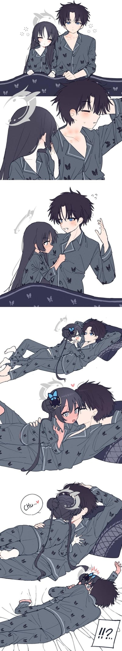这是一组《碧蓝档案》的同人连环漫画，描绘了角色扇喜葵（Rio）与老师穿着同款蝴蝶睡衣的亲密互动：
1. 两人靠在床边，Rio神态愉悦
2. Rio主动凑近，亲吻了老师的脖子
3. 老师露出惊讶的反应往后躲闪，Rio则害羞地拉着老师的衣服
4. 两人躺到床上，Rio主动亲吻老师，老师也温柔回应这个亲吻
5. 两人亲密相拥时，老师不慎将Rio压在身下，两人都露出惊讶的神情

整个漫画充满了青涩又甜蜜的情侣氛围，没有双关、谐音梗或暗示内容，是纯甜的日常互动。