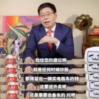 这是一张源自财经类视频截图的梗图，画面中一位身着深蓝色西装、佩戴眼镜的男性专家正坐在桌前，面前摆放着几罐红色罐装饮品，一本正经地给出“投资建议”。下方配有白色背景的黑色字幕：“我给您的建议啊，就是任何时候炒炒股，都得留出一顿买饭的钱，这要送外卖呢，还是要留备车的对吧”。用专业的专家语气，调侃了当下年轻人在进行炒股、炒币等投资活动时，必须保障基本生活开支，连外卖和打车的钱都要预留好的现实，将严肃的投资话题与接地气的日常需求结合，充满了反差感与幽默感。
