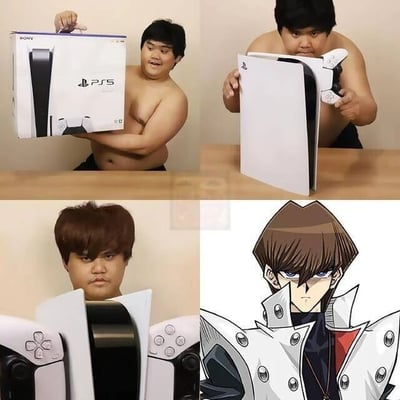 这是一组四格的创意低成本cosplay连环图，通过逐步展示的方式呈现搞笑又巧妙的模仿过程：第一格是赤裸上身的男子开心地举着PS5的包装盒；第二格他手持PS5主机和手柄，开始准备造型；第三格他将PS5主机竖放在身前，把两个手柄分别架在主机的左右两侧，以此模仿《游戏王》中海马濑人标志性的白色肩甲造型，同时摆出严肃的神态贴合角色气质；第四格是《游戏王》中海马濑人的原版动漫形象，对比之下可以看到男子用PS5的部件完美还原了角色的肩部特征，充满了创意和反差感，让人忍俊不禁。