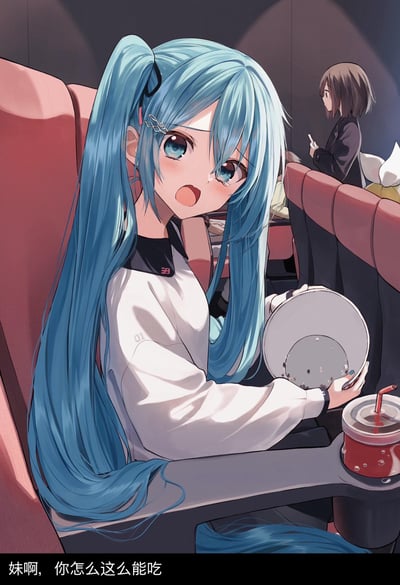 图中是虚拟歌手初音未来，蓝发双马尾的她坐在餐厅的红色卡座里，手里拿着吃干净的空盘子，眼眶含泪，脸上带着委屈又有点懵的表情。画面底部配文“妹啊，你怎么这么能吃”，背景里还有一位正在看手机的短发女生。这是一张AI绘制的二次元风格梗图，用可爱的角色表现出被吐槽能吃的小委屈场景，没有双关或谐音梗。
