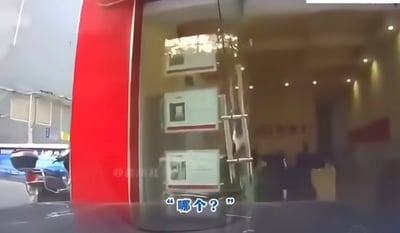 这是一张趣味梗图，画面呈现玻璃反射的日常场景，玻璃上的三张海报与梯子的组合形成类似人张嘴说话的视觉错位效果，配合下方字幕“哪个？”，巧妙让静态图像营造出“发声”的错觉，以此回应“文本和图像不能传递声音”的说法，用脑洞大开的视觉创意制造笑点。