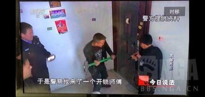 这是央视《今日说法》的节目截图，画面中一名警察在旁观察，两名男子正用绿色撬棍暴力撬动房门，而画面下方的字幕却标注“于是警察找来了一个开锁师傅”，形成强烈的反差感，颠覆了大众对开锁师傅使用专业工具开锁的认知，制造出荒诞搞笑的梗点，被网友用作搞笑素材在网络传播。