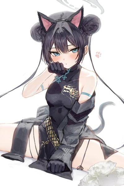 这是一张《蔚蓝档案》角色猫塚响的同人插画，角色以猫娘形象登场：梳着双丸子头的黑色长发，帽子上带有粉色内耳的猫耳，身穿带有金色兽纹、蓝色盘扣的黑色改良旗袍，搭配同色系的袖套与腿部布料，身后还露出猫尾与淡灰色光环。角色脸颊泛红，左手握拳抵在嘴前，坐姿娇俏，整体画风细腻柔和，传递出软萌羞涩的可爱氛围。
图中无谐音梗、双关或暗示内容。