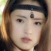 这是演员刘亦菲在2005年古装仙侠剧《仙剑奇侠传》中饰演赵灵儿的特写剧照，她额间佩戴带有银色装饰的黑色额饰，眉眼低垂，神情流露着迷茫与柔弱，完美呈现了赵灵儿温婉纯净的角色气质。