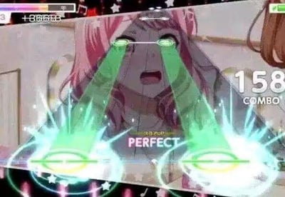 一张音游游戏截图，画面中央是一位粉发动漫少女，双眼发出绿色激光光束，表情惊讶。屏幕中央显示"PERFECT"判定，右下角显示158 COMBO连击数。游戏界面有闪烁的光效和星星特效，整体画面充满动感。