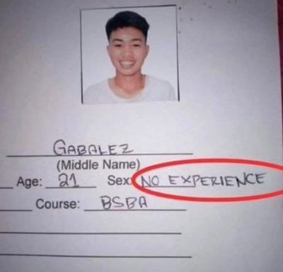 一张填写个人信息的纸质表单照片，上方贴有一名年轻男性的证件照，照片中人物面带微笑。表单填写内容包括：姓名GABALEZ（未填中间名）、年龄21岁、课程BSBA。其中“Sex”（性别）一栏被用红色圆圈醒目标注“NO EXPERIENCE”（无经验），通过将“性别”字段幽默替换为“无经验”制造笑点，调侃表单填写错误或求职中的尴尬处境。