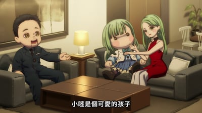 室内场景中，左侧沙发坐着一位穿深蓝色西装的男孩，表情略带惊讶，右手伸出似乎在说话。右侧沙发上，一位绿发女子穿着红色连衣裙，正温柔地抱着一个绿发玩偶，玩偶穿着蓝白相间的裙子搭配棕色靴子。画面下方有字幕'小睦是个可爱的孩子'，整体氛围温馨日常，展现了角色间的互动场景。