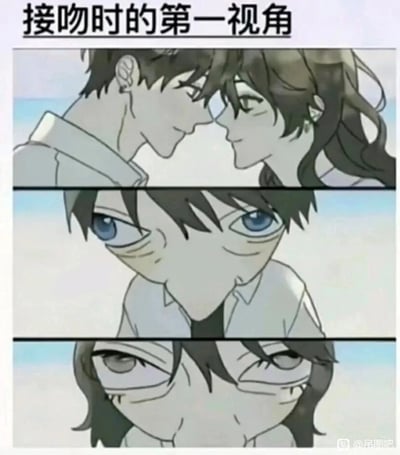 这是一张由三格画面组成的恶搞漫画图，标题为“接吻时的第一视角”。第一格呈现了一对二次元男女角色在浅色背景下，彼此靠近、即将接吻的浪漫温馨场景，两人神态温柔；第二格切换为男性角色的第一视角，画面中男性的脸部被夸张扭曲，双眼挤到一起，完全打破了第一格的浪漫氛围；第三格是女性角色的第一视角，同样是脸部扭曲变形，眼睛挤成怪异的形状。整张图通过视觉错位和夸张的P图改编，将浪漫的情侣接吻场景转化为搞笑的怪异画面，用强烈的反差感制造出幽默效果，调侃了浪漫场景背后的真实视角。