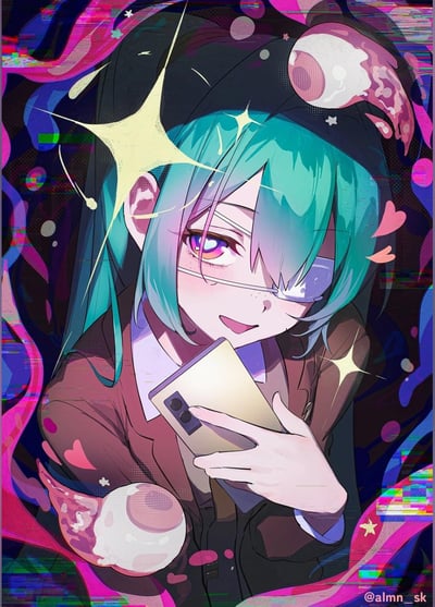 一幅动漫风格插画，描绘了一位青绿色头发的少女。她左眼戴着白色眼罩，右眼闪烁着紫色光芒，嘴角上扬露出俏皮的微笑。少女穿着棕色外套和白色衬衫，正手持一部金色智能手机自拍。背景充满了动感十足的抽象图案，包括紫色和粉色的流体形状、星星、心形以及类似故障艺术的视觉效果，营造出梦幻又略带赛博朋克的氛围。