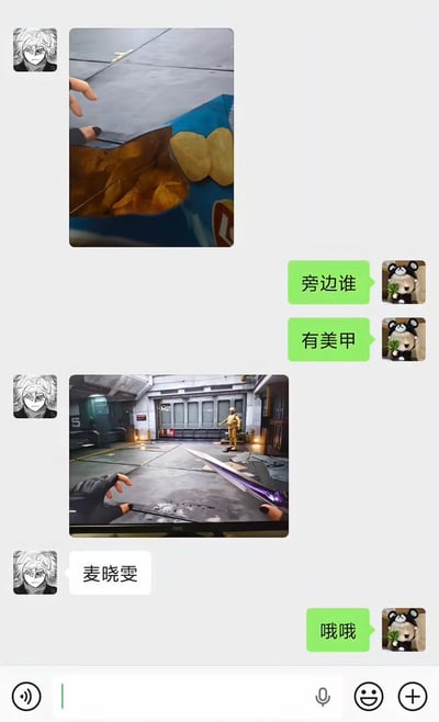 这是一则微信聊天记录截图，展示了一个视觉错位趣味梗：左侧聊天用户首先发出一张实拍图，画面中一只带有黑色美甲的手伸向打开的乐事薯片袋，看起来像是有人正要拿薯片；右侧用户注意到手上的美甲，询问“旁边谁 有美甲”；随后左侧用户发出一张《无畏契约》的游戏画面实拍图，可见游戏中第一视角角色麦晓雯的手部建模同样带有黑色美甲，与第一张图里的手完全一致，说明第一张图是将游戏画面里的手和真实薯片摆放在一起拍摄，制造出游戏角色伸手拿现实薯片的错位效果，左侧用户随后回复该角色名“麦晓雯”，右侧用户恍然大悟回应“哦哦”。