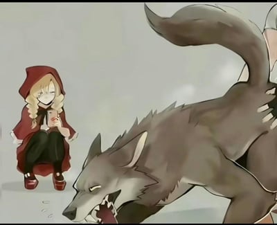 整张图为二次元风格的童话改编插画，反转了传统小红帽故事的设定：画面左侧的小红帽有着金色双麻花辫，身穿红色连帽斗篷、黑色长裤与红色鞋子，正蹲坐在地面上，神情平静淡漠，低头把玩着手机，完全无视面前的状况。画面中右侧是一头体型硕大的灰狼，正呲牙咧嘴露出凶狠易怒的神态，似乎想要向前冲，但其臀部被画面右侧仅露出部分肢体与手的未知人物控制住，无法移动。整体氛围具有强烈反差感，打破了原作中小红帽惧怕大灰狼的经典设定。