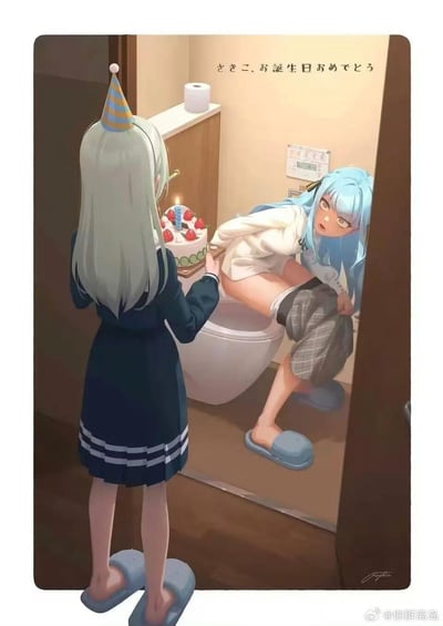 画面呈现了一个极度尴尬的社死场景：戴着生日帽的白发女生端着装饰有草莓和蜡烛的生日蛋糕，推开卫生间门，准备给朋友庆生；而卫生间里的蓝发女生（咲子）正坐在马桶上，裤子褪到大腿处，被突然出现的人吓得一脸震惊、不知所措。
图上方的日文文本为「さきこ、お誕生日おめでとう」，翻译为「咲子，生日快乐」，这种不合时宜的生日惊喜制造出强烈的搞笑反差感，完美诠释了大型社死现场的精髓。