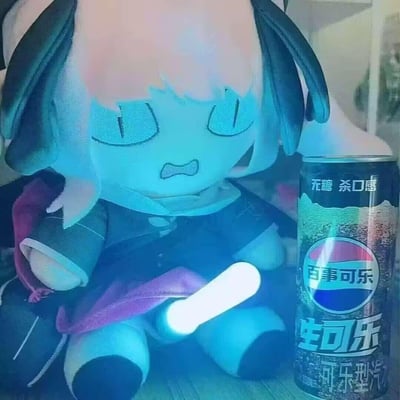 这是一张趣味摆拍图，主体是一个表情委屈的卡通毛绒玩具，它坐着并抱着一根发光的荧光棒，身旁放置着一罐百事无糖生可乐。冷色调的光线笼罩整个场景，让玩具的委屈神态和荧光棒、可乐罐形成搭配，营造出带有emo感的氛围感，图中没有双关、谐音梗或暗示内容。