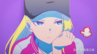 一张动漫风格的插画，描绘了一位有着蓝色眼睛和黄色长发的少女。她戴着一顶灰色的棒球帽，穿着粉白相间的夹克，单手托腮，表情冷峻地注视前方。背景为紫色，左上角有波点装饰，右下角有Twitter的图标。