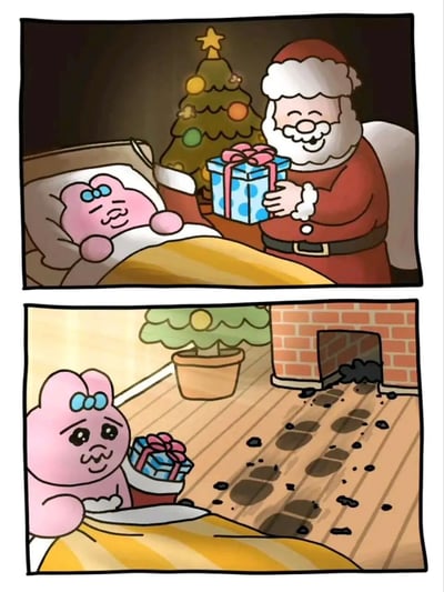 这是一幅两格圣诞主题漫画。上格中，圣诞老人微笑着给床上的粉色卡通角色递上蓝色礼物盒，背景有装饰着彩球和星星的圣诞树。下格显示粉色角色抱着礼物，表情从满足变为困惑和难过，地板上有从壁炉延伸过来的黑色脏脚印。