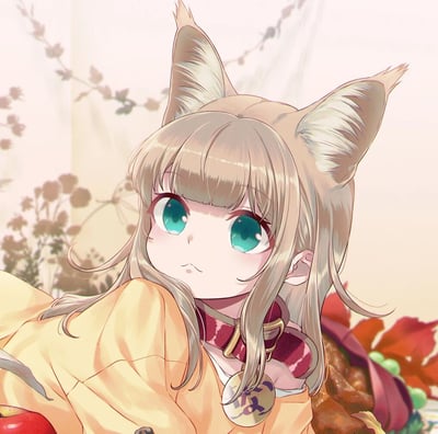 插画中是一位金发猫耳少女，她有着明亮的绿色眼眸，头发自然垂落，额前有齐刘海。少女穿着黄色的上衣，脖颈处系着红色的领巾，胸前佩戴着带有花纹的圆形吊坠。背景是柔和的浅色，点缀着模糊的花卉枝条，整体氛围温柔治愈，少女侧身回望的姿态显得恬静而略带好奇。