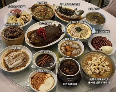 这张图展示了摆放在圆形玻璃转盘餐桌上的多道菜品，每道菜品旁都配有文字标注，所有菜品均为违背常规饮食搭配逻辑的恶搞融合食物，将原本完全不相关的甜咸、中西、正餐甜点类食材强行组合，风格荒诞搞笑，是对不合理美食创新的调侃创作。