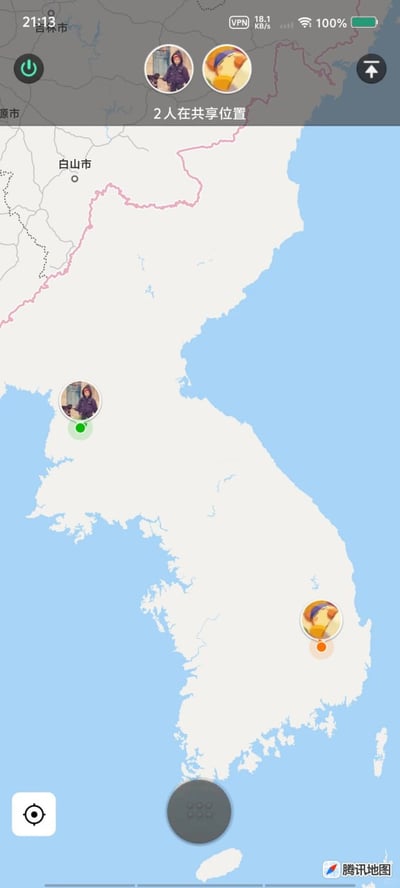 这是一张竖屏手机截图，内容为腾讯地图的实时位置共享功能界面，手机顶部状态栏显示当前时间为21:13，已开启VPN，电量为100%；地图界面顶部显示共有2人正在共享位置，可见中国吉林省白山市的地名标注，两名用户的头像分别对应两个定位点，一个位于朝鲜半岛北部区域靠近中朝边境处，另一个位于朝鲜半岛南部区域，界面左下角有定位功能按钮，右下角标注有“腾讯地图”的水印，整体展示了两位共享位置的用户相隔较远的地理位置状态。