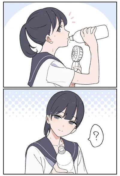 这是一组上下两格的日式风格连环漫画，描绘了一个迷糊的乌龙场景：第一格中，扎着低马尾的水手服女生满头大汗，正拿着白色瓶子喝水，同时她的另一只手握着一个淋浴喷头，画面看起来像是她在边冲水边喝水；第二格中女生放下瓶子，才发现自己看错了——所谓的“淋浴喷头”其实是视觉错觉，手里的只是普通水瓶，她随即露出疑惑的表情，旁边还有一个问号气泡，整个画面利用视觉错位制造出搞笑的效果，展现了生活中迷糊的小瞬间。