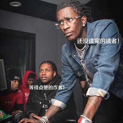 图片展示了一个录音室场景，一名戴眼镜、穿牛仔夹克的男子身体前倾，表情严肃地看着前方，配文'还没读完的读者!'。他前方坐着一名穿黑色夹克的男子，抬头看着他，配文'等待点赞的作者!'。图片通过人物表情和文字对比，幽默地表现了作者期待读者完整阅读并点赞的心情。