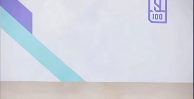 这是一张选秀综艺《青春有你1》的空白舞台背景图，整体画面无人物内容，构图清晰。主体背景为浅白色，左侧有两道斜向排列的浅青蓝色、紫色几何色块，右上角印有节目专属的紫色标识，标识内包含数字100，画面底部是浅米色的模拟地面区域，可作为二创素材使用，适合将人物图像置入其中模仿节目参赛选手的亮相场景。