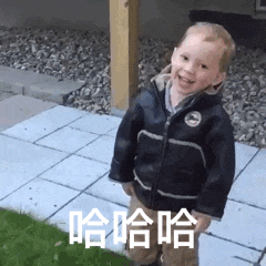 动态图中，假笑男孩 Gavin Thomas 穿着黑色夹克，站在铺有石板和碎石的户外场景中，背景有木质柱子。他做出标志性的尴尬又不失礼貌的微笑表情，嘴巴张开，配合轻微的头部晃动，脸上洋溢着勉强又夸张的笑容。图中叠加白色文字“哈哈哈”，强化了这种假装开心的搞笑氛围，完美展现了其作为全球知名表情包符号的经典特质。