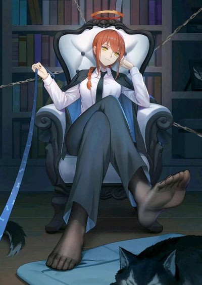 图中是漫画《电锯人》角色玛奇玛的同人创作形象：她有着橙红色长发，头顶悬浮着标志性光环，身穿白衬衫搭配黑领带与深色长裤，外搭黑色短披风，正坐在复古雕花扶手椅上，双腿交叠，一只手撑着脸颊，另一只手握着带有骨头图案的蓝色牵引绳。她穿着黑色丝袜的脚一只踩在蓝色垫子上，一只抬起，椅子周围缠绕着铁链，画面下方的蓝色垫子上趴着一只哈士奇，背景是摆满书籍的深色书架，整体画面将玛奇玛清冷慵懒的气质与养宠场景结合，既保留了角色本身的掌控感，又增添了生活化的慵懒氛围。