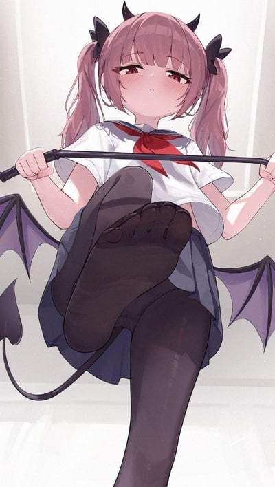 图中是一位扎着双马尾的粉发小恶魔少女，身着水手服JK制服，搭配黑色连裤袜，背后长着紫色恶魔翅膀，还有一根恶魔尾巴。她双手握着一根黑色杆子，抬起穿着黑丝的脚朝向镜头，脸颊泛红，眼神带着傲娇慵懒的神态，整体画风软萌可爱，是典型的二次元萌系AI插画。