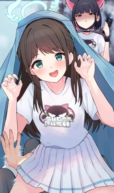 插画中前景是一位有着棕色长发和绿色眼睛的少女，她穿着印有黑色猫咪头像和"SUGAR RUSH"字样的白色T恤，搭配浅蓝色百褶裙。少女面带羞涩的笑容，双手举起一块蓝色布料，布料上方有类似光环和橄榄枝的装饰。背景中站着另一位有着黑色短发、猫耳和红色眼睛的少女，她同样穿着印有猫咪图案的白色T恤，手持一把黑色枪械，背景有烟雾效果，表情冷峻。画面整体色彩鲜明，风格为典型的日系动漫插画。