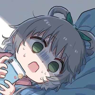 图中是虚拟歌手洛天依的Q版卡通形象，她躺在床上，双手握着带有可爱贴纸的浅蓝色手机，脸上布满汗珠，眼睛圆睁、嘴巴张开，面部被手机屏幕映出阴影，整体呈现出极度惊恐、震惊的神态，仿佛在手机上看到了让自己难以置信的内容。该图无谐音梗或双关含义，单纯用于传递强烈的震惊情绪。