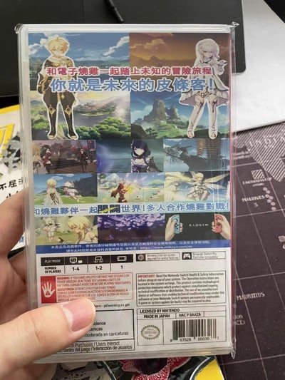 这是一张玩家自制的恶搞任天堂Switch平台《原神》实体游戏盒背面图，将原神的官方内容用中文谐音梗替换，把「旅行者」改成「皮条客」，「收集」「联机」替换成「烧鸡」，将原神的单人冒险、多人联机玩法重新包装成「烧鸡」相关的搞笑文案，同时保留了任天堂Switch游戏盒的官方格式，底部的游玩模式、玩家数量、安全警告、官方授权等信息是真实的Switch游戏标注，整体是充满趣味的玩家整活内容。
谐音梗说明：「烧鸡」是「收集」「联机」的谐音，「皮条客」是「旅行者」的谐音，通过中文谐音玩梗制造搞笑效果。