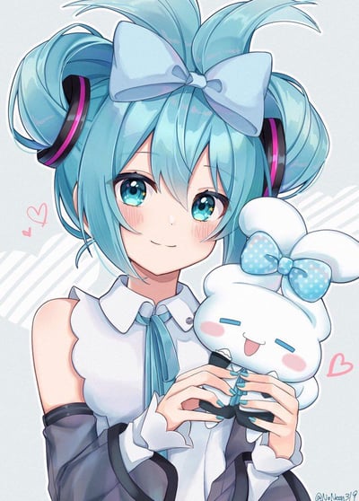 这幅插画是VOCALOID角色初音未来与三丽鸥角色玉桂狗的跨IP联动同人创作。画面中的初音未来一改经典的双马尾造型，扎起了带有浅蓝色大蝴蝶结的双丸子头，蓝绿色的眼眸明亮温柔，脸颊带着淡淡的红晕，嘴角扬起柔和的微笑，身着带有初音标志性蓝灰配色的服饰，双手轻轻环抱着玉桂狗玩偶。玉桂狗则是经典的白色软萌形象，戴着和初音同色系的波点蝴蝶结，眼睛弯成月牙状，嘴巴张开露出开心的表情，显得十分活泼。背景是浅灰色带有淡斜纹的简洁样式，还点缀着几处粉色的爱心图案，整体色调清新柔和，线条细腻流畅，风格治愈可爱，传递出温馨甜美的氛围。