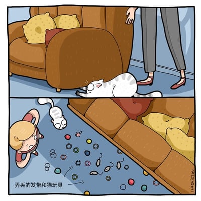 这是一组由两格组成的连环卡通漫画，生动展现了养猫家庭的日常趣事。第一格中，一只白灰纹的猫咪趴在棕色沙发底下，旁边站着一位只露出下半身的人，似乎准备挪动沙发一探究竟；第二格画面中，沙发被挪开，地面上散落着大量此前弄丢的发带、彩色小珠子、多个猫玩具等物品，一个金发小孩双手撑着身体，满脸惊讶地看着这些“遗失的宝藏”，而猫咪则在一旁淡定地看着，还原了养猫家庭中沙发底下容易积累各类小物件的真实场景，充满生活感与幽默感。