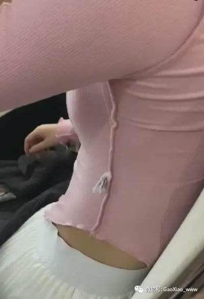 这张图片乍看像是一个女生的腰部变得极其细小（“A4腰”），但实际上仔细看会发现是一件粉色紧身上衣侧面的缝线和衣服下摆误导了视觉，给人一种腰极细的错觉。常见于微博、微信等社交网络，用作戏谑“身材好”、“视觉误导”等场景，与A4腰挑战、蜜蜂腰等视觉热点话题相关。

此图为视觉错位制造幽默效果，无谐音梗，但有“视觉假象”双关的网络搞笑意味。