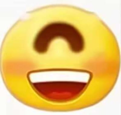 这张图片是一个经过二次创作的emoji表情，眼睛部分被P成了鼻孔的形状，嘴巴则放在鼻子下方，整体非常魔性和搞笑，带点无厘头的风格。看起来像是把正常笑脸表情的嘴和鼻孔颠倒合成，极具视觉冲击。弯曲的鼻孔让人错觉是“笑眼”，嘴巴露出微笑，十分出圈。此类俏皮的表情常被用来表达无语、沙雕、搞怪情绪，有双关和视觉暗示性质。