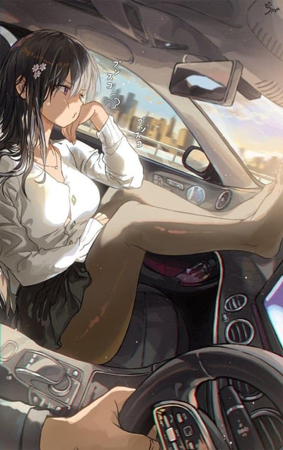 这是一幅日式二次元手绘插画，画面中的双色挑染长发少女坐在汽车乘客座位上，将穿着浅棕色丝袜的双腿随意搭在中控台上，一只手撑着脸颊，神情慵懒又带着些许烦闷。旁边的日文拟声词「プンスコ」（类似气鼓鼓的哼唧声）进一步烘托出她没精神、有点小情绪的状态。车内的方向盘、中控按钮、空调出风口等细节刻画细致，背景能看到模糊的城市天际线，整体营造出一种日常放松却略带无聊氛围的场景。