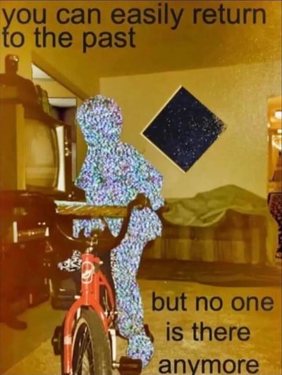 这是一张带有复古怀旧风格的AI生成梗图，画面呈现了一个充满老式物件的房间：左侧有一台笨重的老式电视机，前景是一辆红色儿童自行车，一个全身布满噪点故障效果的人形站在自行车旁，房间的床上盖着布，墙上还有一个类似星空的方块装饰，整体色调偏暖黄，充满8090年代的复古感。图中配文为英文：“you can easily return to the past but no one is there anymore”，翻译为“你可以轻易回到过去，但那里已经空无一人”，精准戳中了人们怀旧时发现物是人非的落寞与伤感，没有双关或谐音梗，直白传递出物是人非的惆怅情绪。