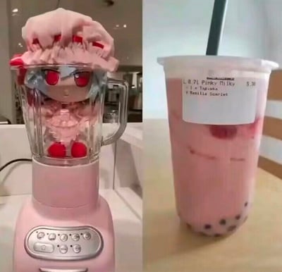 这是一张左右拼接的恶搞梗图，左侧将《东方Project》角色蕾米莉亚·斯卡雷特的玩偶放置在粉色搅拌机中，搭配角色的红色头饰与粉色装饰，模拟出被当作奶茶原料的场景；右侧是一杯成品粉色珍珠奶茶，杯身标签标注着“L 871 Pinky Milky 5,30 1 x Tapioca Remilla Scarlet”（将角色名Remilia拼写为Remilla），把搅拌机的前置场景和成品奶茶对应，玩出“把角色制作成专属奶茶”的荒诞整活梗，充满二次元粉丝的恶搞趣味。