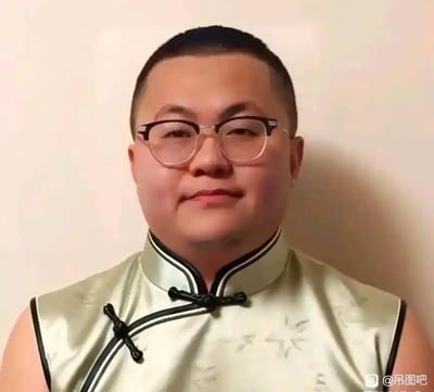 这是一张经过图像合成的恶搞作品，将网络红人孙笑川的头部与穿着无袖旗袍的身体拼接在一起，形成强烈的视觉反差。图中人物戴着半框眼镜，身着带有盘扣、暗纹装饰的浅绿无袖旗袍，表情平静地正视镜头，男性形象与女性传统服饰的混搭，制造出荒诞又搞笑的效果。