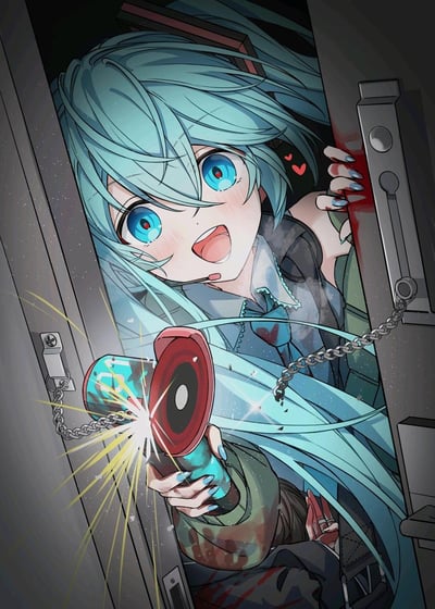 图中是VOCALOID角色初音未来，被塑造成病娇形象，正从被破坏的门缝里探出身来：一只手抓着带有血迹的门框，另一只手拿着类似扩音器的道具切断门链，火花四溅。她脸上带着兴奋痴狂的表情，眼角还有爱心符号，身上和手上的血迹强化了病娇的偏执感，营造出惊悚又带有二次元萌系反差的诡异氛围。