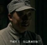 图片为影视截图，画面中是一位戴着灰色帽子、穿着灰色衣服的男性，背景较暗。他正严肃地说话，下方配有字幕：“不要怕，华子是最好的了”。整体场景氛围偏向正式。