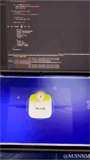 这是一张上下对比的双屏截图，上方是电脑中的代码编辑界面，显示着一段英文代码内容；下方是设备系统界面，弹出一个带有钟表图标的提示框，标注着“再过30秒”。画面模拟了程序员在编写代码的过程中，突然遇到倒计时提示的场景，暗示着即将到来的截止、设备重启等突发状况，精准戳中程序员面对突发状况的紧张与无奈。